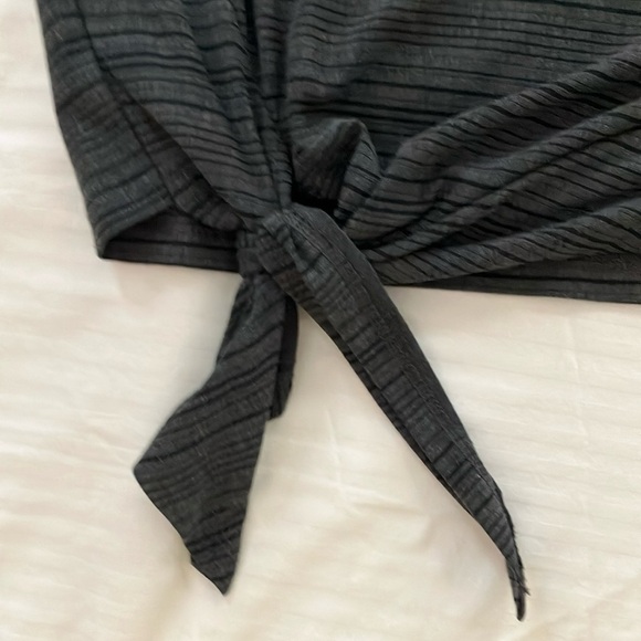 GapFit Breathe small women’s Boxy Tie Front Short Sleeve Tee - Picture 3 of 14